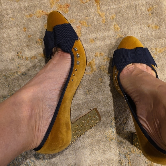 J. Crew Gold and Tan Heels with Navy Accents - Picture 6 of 12